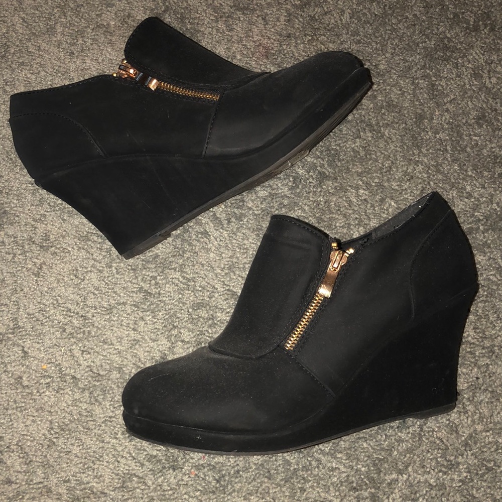 Black wedge heels